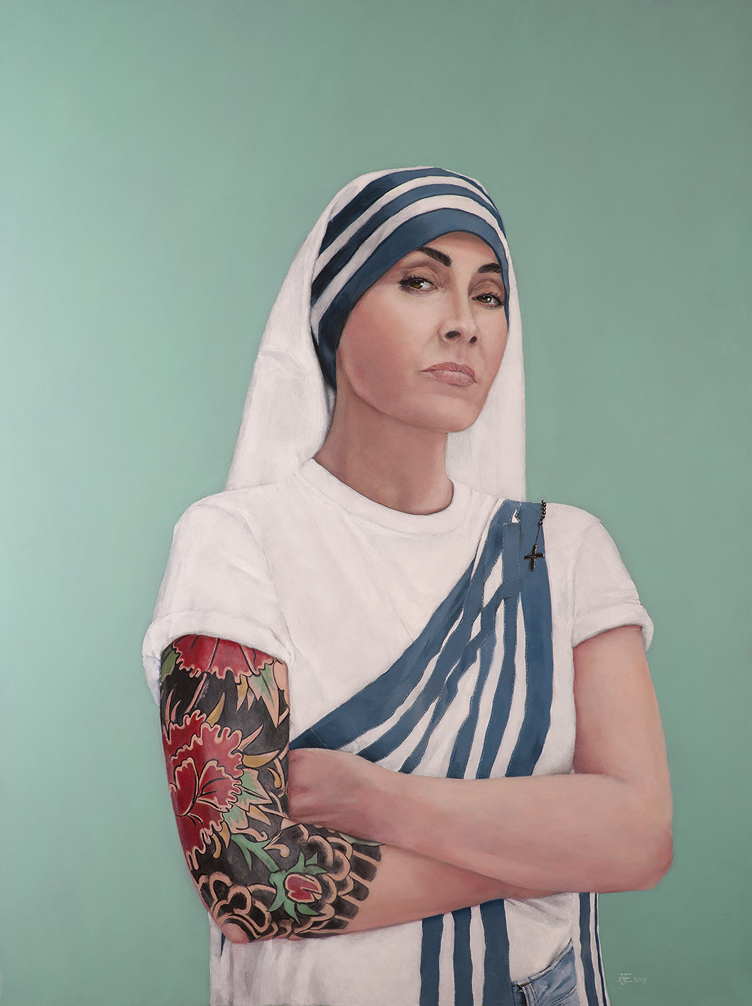 Een olieverfportret op een paneel van 75 x 100 cm, toont Anouk als moeder Theresa, een van de 28 iconische vrouwen die door Anouk is geportretteerd. De gekleurde tatoeage sleeve contrasteert prachtig met de wit-blauwe jurk van moeder Theresa en de lichtgroene achtergrond. Dit vrije kunstwerk is in 2019 geschilderd door kunstenaar Anneke Ensing.
