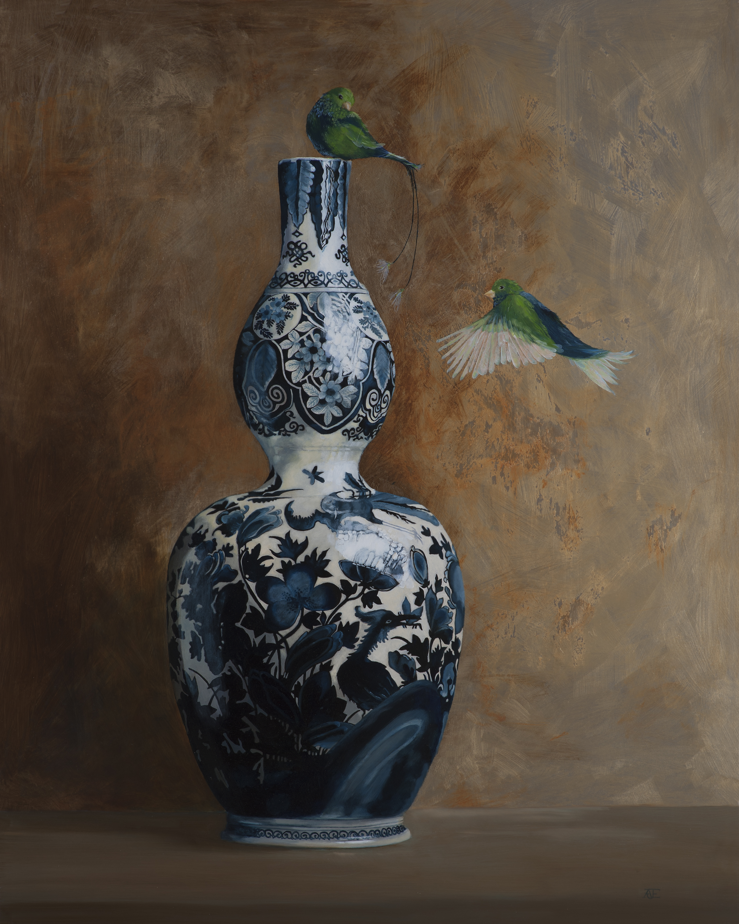 Een olieverfportret op een paneel van 80 x 100 cm, toont twee vogels boven en naast een Delftblauwe vaas, in Rembrandtiaans licht vanaf de rechterzijde. De achtergrond is geschilderd in goudbruine tinten met een lichte textuur. Dit vrije kunstwerk is in 2019 geschilderd door kunstenaar Anneke Ensing.