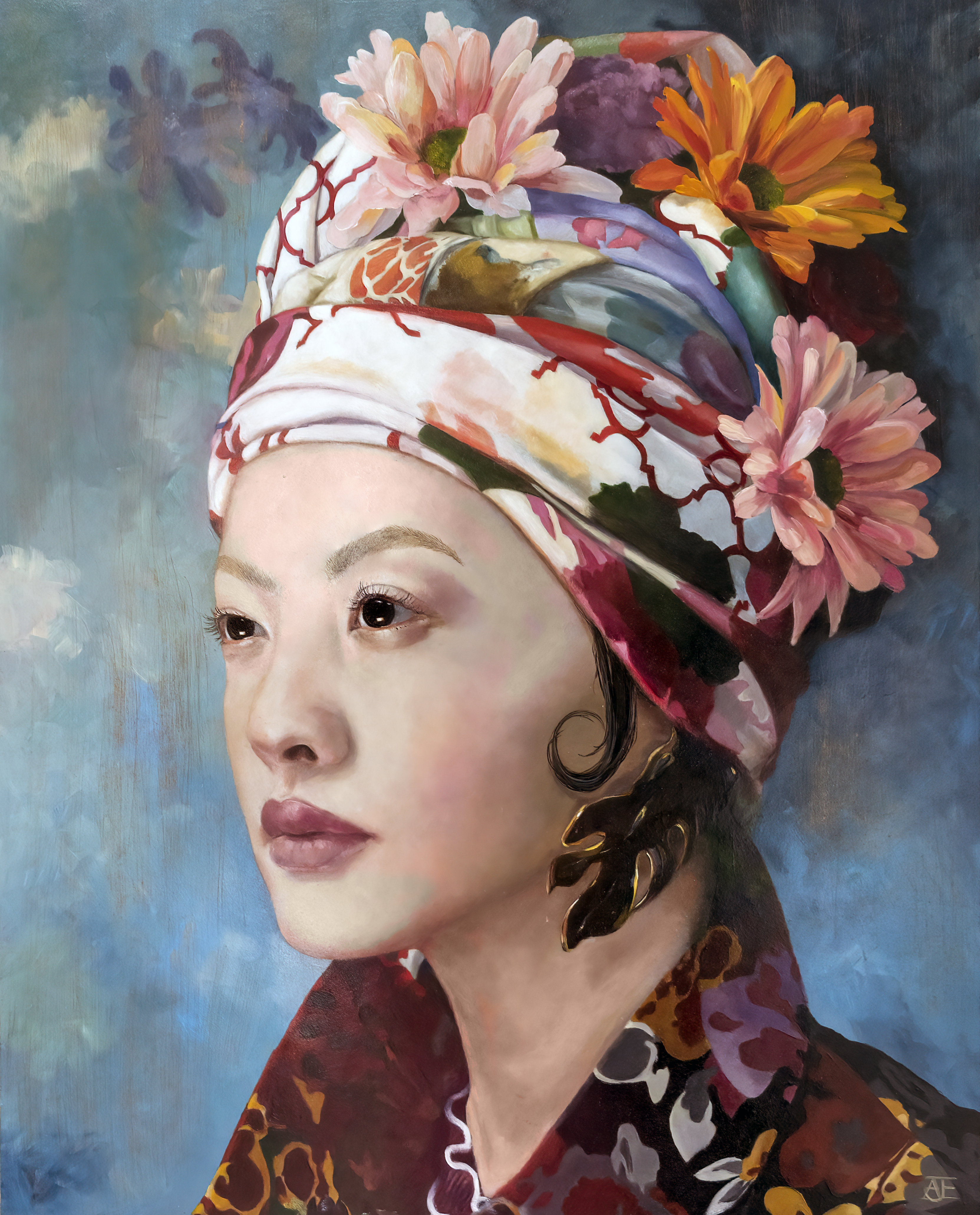 Een olieverfportret op een paneel van 40 x 50 cm, toont een Aziatische vrouw met een bont gekleurde hoofdoek met bloemenmotief tegen een ‘bonte’ achtergrond. Dit vrije kunstwerk is in 2019 geschilderd door kunstenaar Anneke Ensing.
