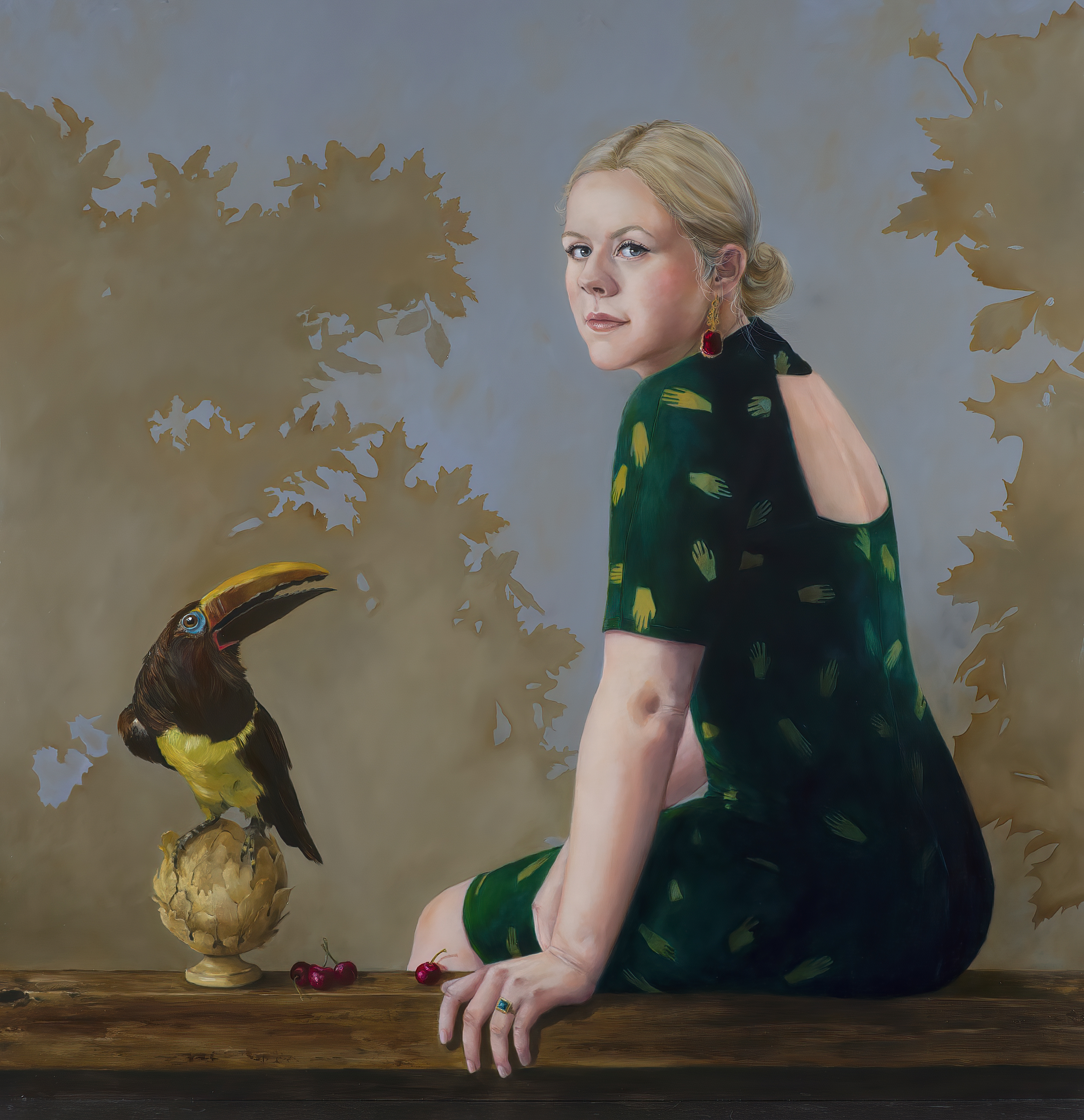 Een olieverfportret op een paneel van 90 x 95 cm, toont een jonge vrouw in een donkergroene jurk, zittend op een eenvoudige bank naast een Toekan. In de lichtblauwe achtergrond is een geabstraheerde afbeelding van bladeren geschilderd. Dit vrije kunstwerk is in 2021 geschilderd door kunstenaar Anneke Ensing. Dit schilderij was in 2021 genomineerd voor Painting of the Year.
