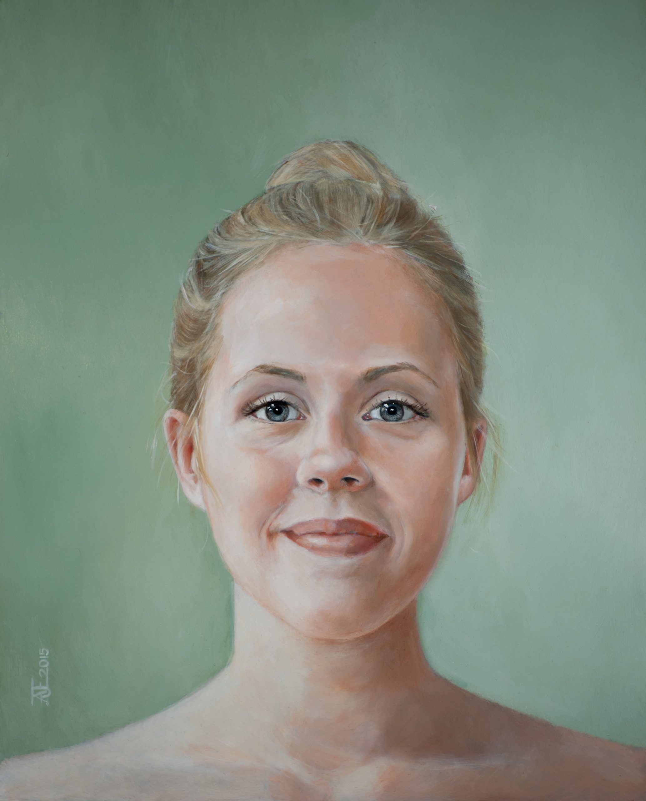 Een olieverfportret op een paneel van 40 x 50 cm, in opdracht geschilderd, toont een jonge vrouw met lang, blond haar in een knotje genaamd Sophie tegen een groene achtergrond. Dit kunstwerk is in 2015 geschilderd door portretschilder Anneke Ensing.