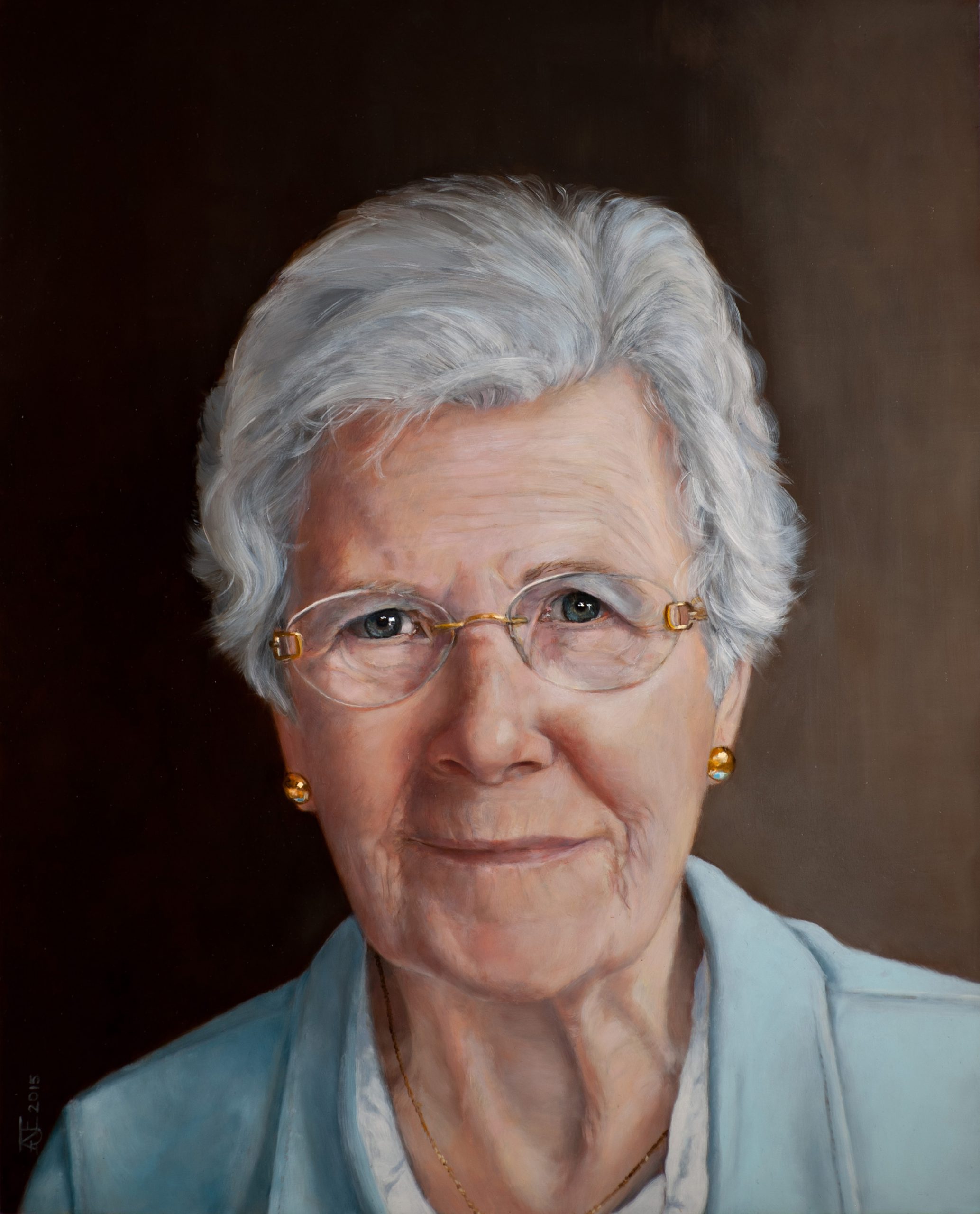 Een olieverfportret op een paneel van 40 x 50 cm, in opdracht geschilderd, toont een oudere vrouw met grijs haar genaamd Toos tegen een bruine achtergrond. Dit kunstwerk is in 2015 geschilderd door portretschilder Anneke Ensing.