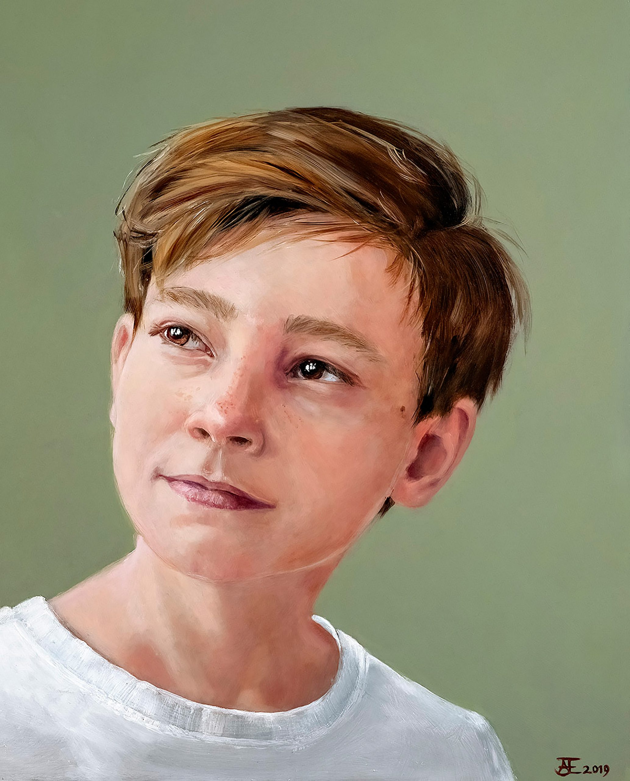 Een olieverfportret op een paneel van 40 x 50 cm, in opdracht geschilderd, toont een jongen met donkerblond haar genaamd Freek tegen een groene achtergrond. Dit kunstwerk is in 2019 geschilderd door portretschilder Anneke Ensing.
