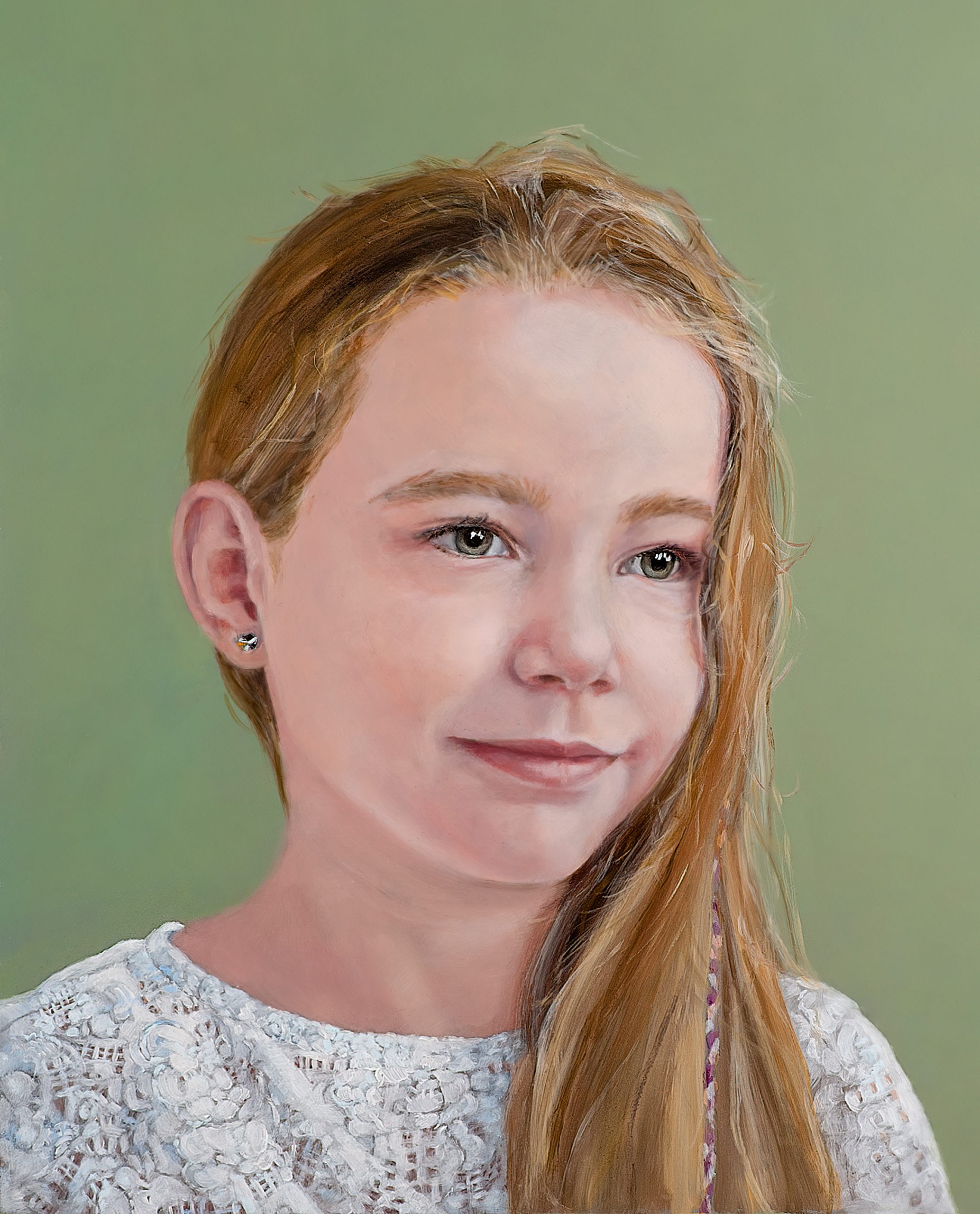 Een olieverfportret op een paneel van 40 x 50 cm, in opdracht geschilderd, toont een meisje met lang, blond haar genaamd Sien tegen een groene achtergrond. Dit kunstwerk is in 2019 geschilderd door portretschilder Anneke Ensing.