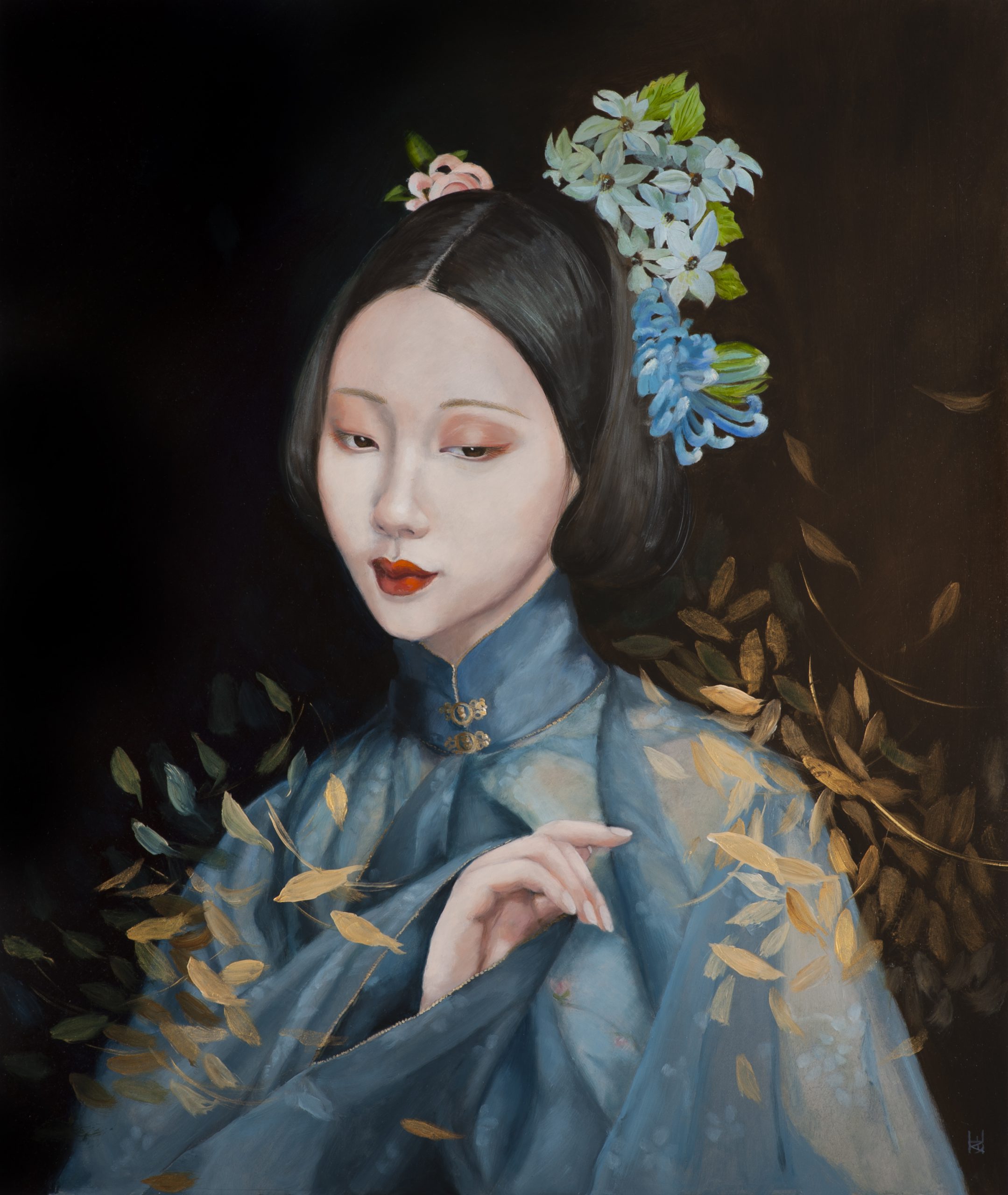 Een olieverfportret op een paneel van 40 x 50 cm, toont een Japanse vrouw in een traditionele, hooggesloten blouse met kleurige bloemen in haar opgestoken haar. Goudkleurige bladeren contrasteren tegen de donkere achtergrond en de blauwe blouse. Dit vrije kunstwerk is in 2020 geschilderd door kunstenaar Anneke Ensing.