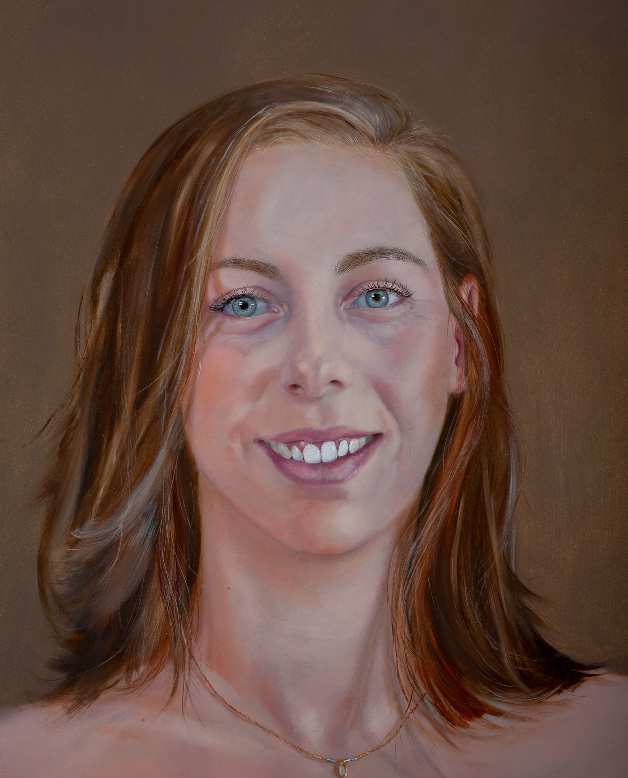 Een olieverfportret op een paneel van 40 x 50 cm, in opdracht geschilderd, toont een jonge vrouw met lang, donkerblond haar genaamd Denise tegen een bruine achtergrond. Dit kunstwerk is in 2020 geschilderd door portretschilder Anneke Ensing.