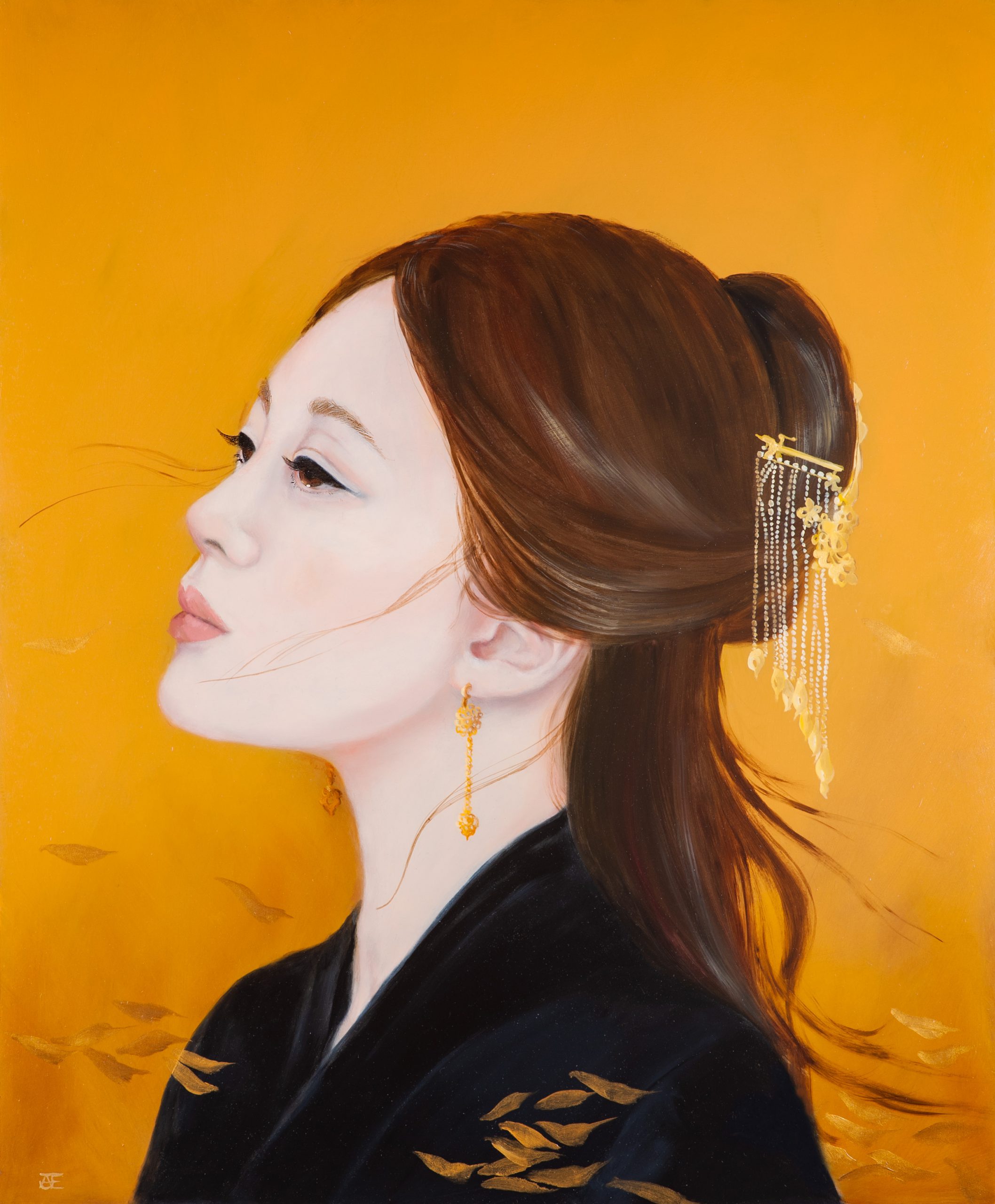Een olieverfportret op een paneel van 50 x 60 cm, in opdracht geschilderd, toont een Aziatische vrouw in een kimono met lang, bruin haar en goudkleurige oorbellen tegen een oranje achtergrond. Dit kunstwerk is in 2021 geschilderd door kunstenaar Anneke Ensing.