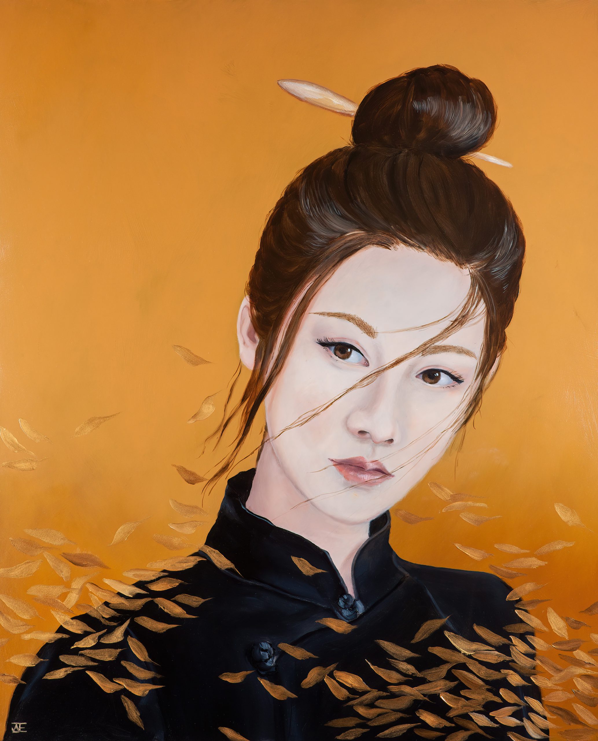 Een olieverfportret op een paneel van 50 x 60 cm, in opdracht geschilderd, toont een Aziatische vrouw in een kimono met lang, bruin haar in een knot tegen een oranje achtergrond. Dit kunstwerk is in 2021 geschilderd door kunstenaar Anneke Ensing.