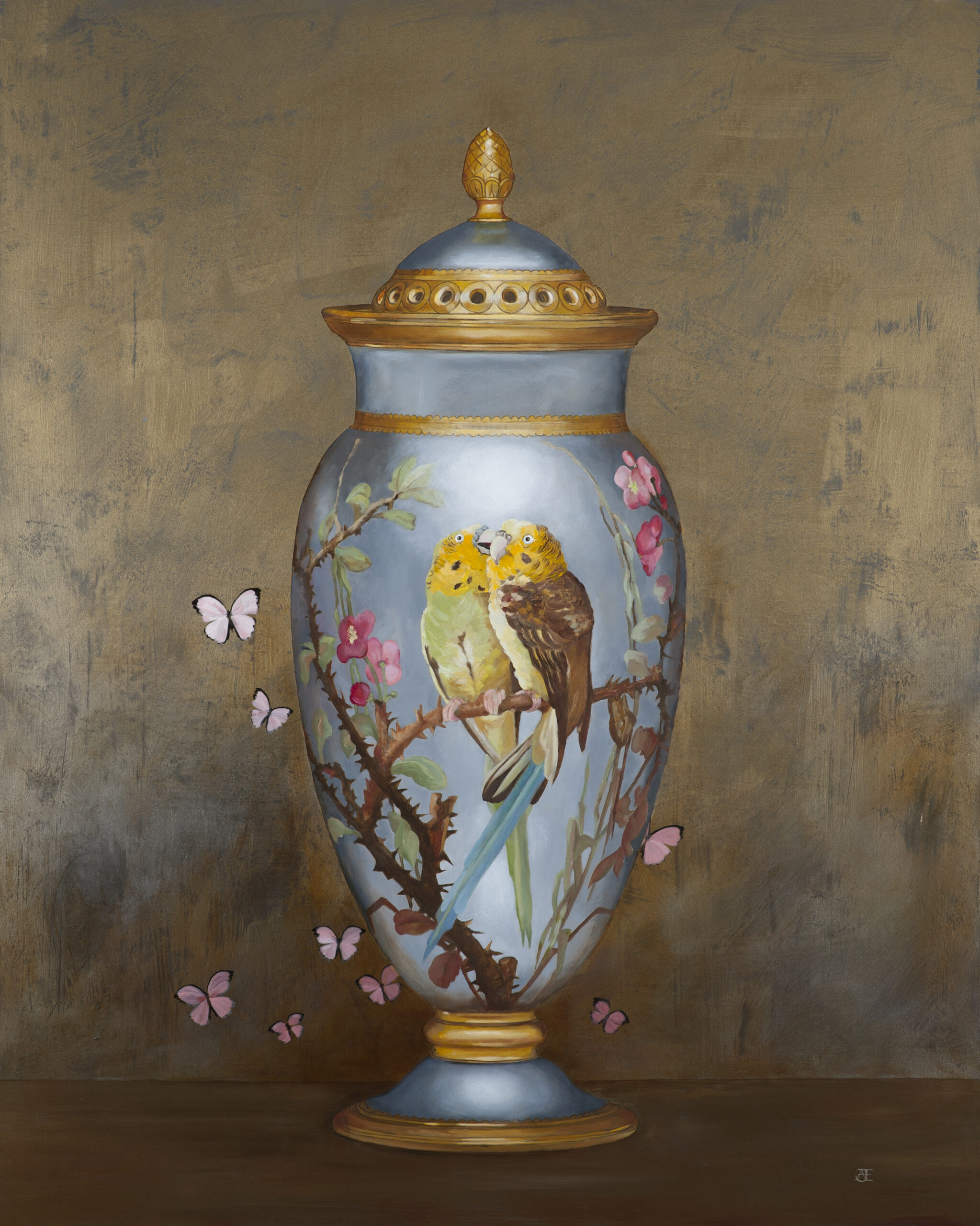 Een olieverfportret op een paneel van 80 x 100 cm, toont een Chinese vaas met twee prachtige gele vogels op een tak van een kersenbloesem, rond de vaas fladderen roze geschilderde vlinders. De achtergrond is geschilderd in goudbruine tinten met een lichte textuur. Dit vrije kunstwerk is in 2021 geschilderd door Anneke Ensing.