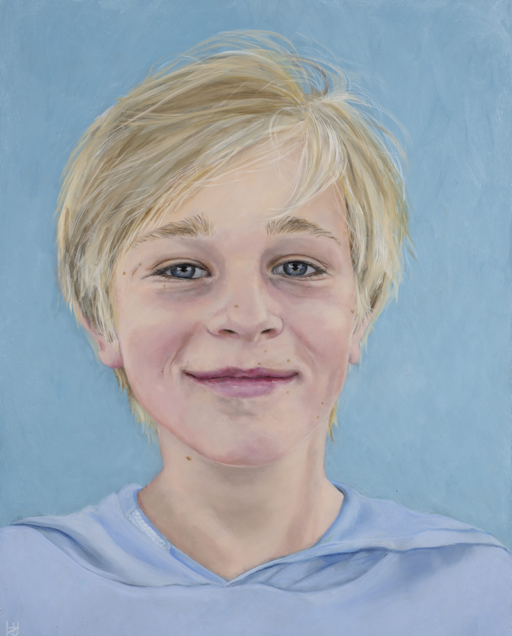 Een olieverfportret op een paneel van 40 x 50 cm, in opdracht geschilderd, toont een jongen met blond haar genaamd Robbert tegen een lichtblauwe achtergrond. Dit kunstwerk is in 2022 geschilderd door portretschilder Anneke Ensing.