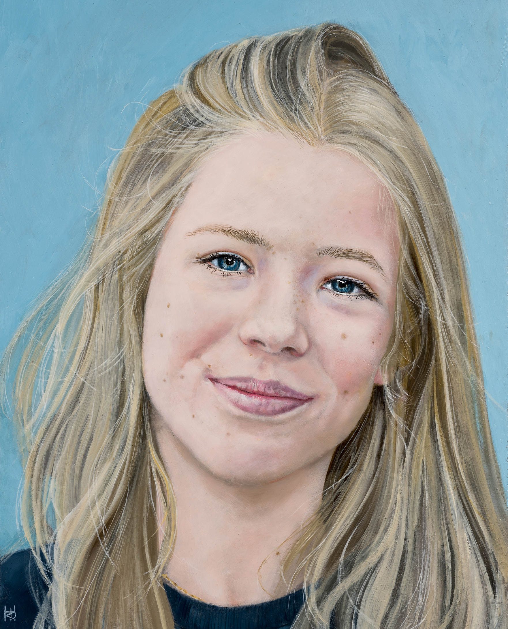 Een olieverfportret op een paneel van 40 x 50 cm, in opdracht geschilderd, toont een meisje met lang, blond haar genaamd Lily tegen een lichtblauwe achtergrond. Dit kunstwerk is in 2022 geschilderd door portretschilder Anneke Ensing.